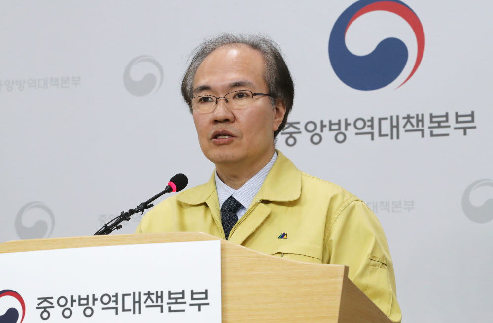 (청주=연합뉴스) 김주형 기자 = 권준욱 중앙방역대책부본부장(국립보건연구원장)이 10일 오후 충북 청주시 질병관리본부에서 코로나19 국내 발생현황 및 확진환자 중간조사 결과 등 정례브리핑을 하고 있다. 2020.3.10 kjhpress@yna.co.kr