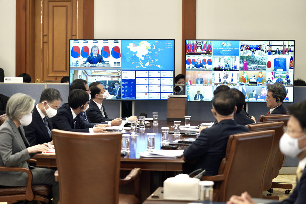 14일 청와대에서 영상회의로 진행된 아세안+3 특별 정상회의에 앞서 강경화 외교부 장관(왼쪽 아래) 등 정부 관계자가 회의 준비를 하고 있다. 청와대 제공