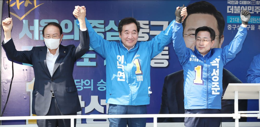 21대 총선 서울 종로에 출마한 더불어민주당 이낙연 후보(가운데) <연합뉴스>