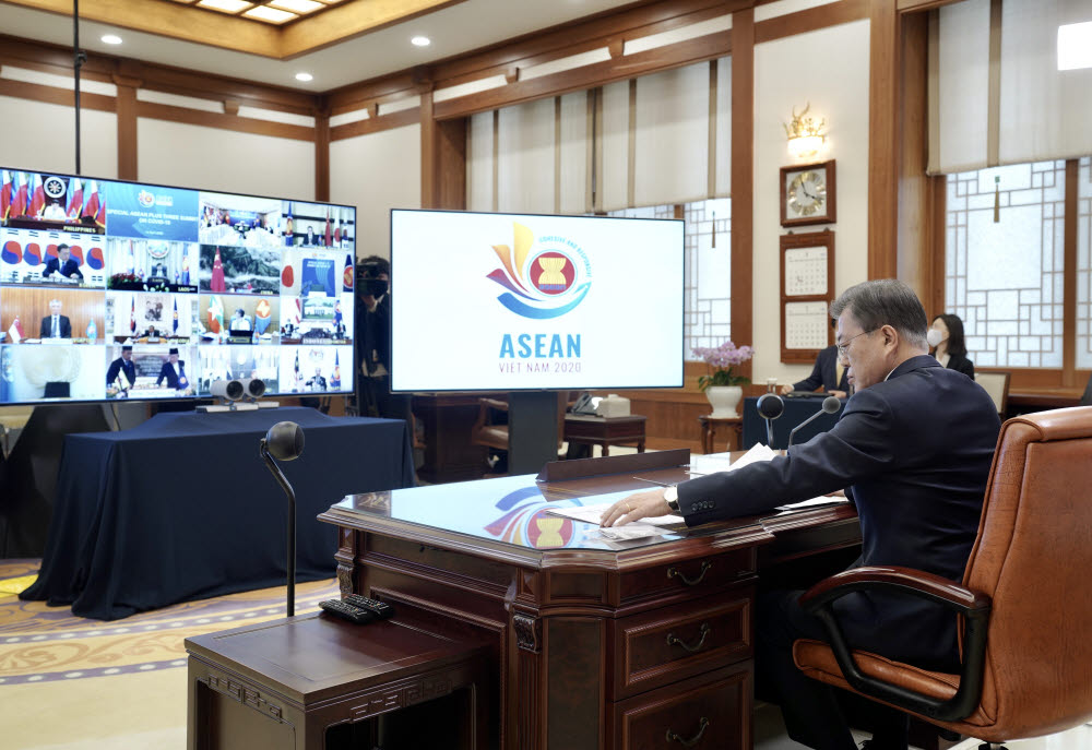 (서울=연합뉴스) 문재인 대통령이 14일 오후 청와대 집무실에서 코로나19 대응을 위한 아세안+3 화상정상회의를 시작하기 전 자료를 검토하고 있다. 2020.4.14 [청와대 제공. 재판매 및 DB 금지] photo@yna.co.kr