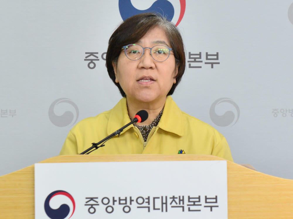 (청주=연합뉴스) 정은경 중앙방역대책본부장(질병관리본부장)이 6일 오후 충북 청주시 질병관리본부에서 코로나19 국내 발생현황 및 확진환자 중간조사 결과 등 정례브리핑을 하고 있다. 2020.4.6 [질병관리본부 제공. 재판매 및 DB 금지] photo@yna.co.kr