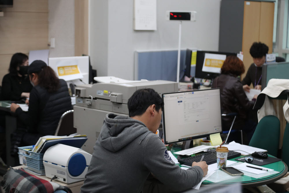 소상공인·자영업자 지원 '코로나 대출' 소진 임박