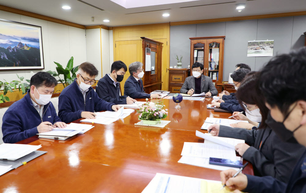 17일 경기 성남시 분당구 한국지역난방공사에서 황창화 한난 사장(가운데)을 비롯한 한난 임원진이 비상경영대책 킥오프 회의를 하고 있다.