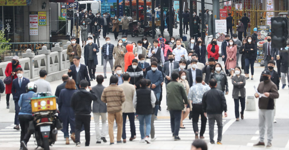 완화한 '사회적 거리두기'