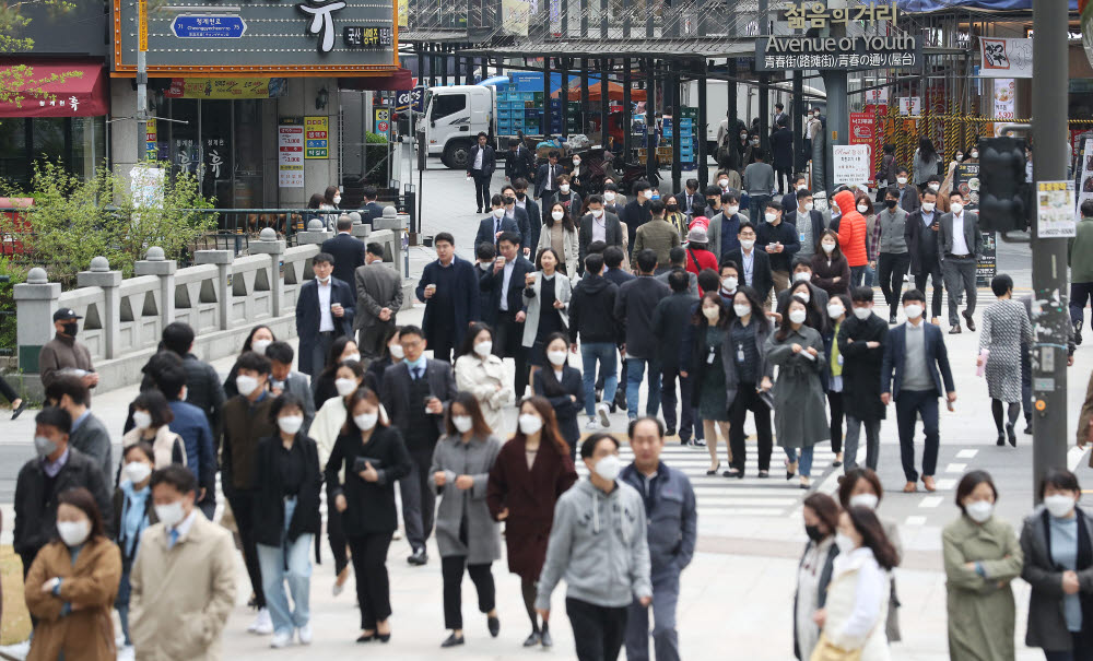 완화한 '사회적 거리두기'