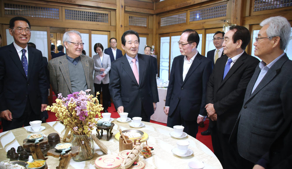 정세균 국무총리가 21일 서울 삼청동 총리공관에서 전 한국노총위원장들과 전 민주노총위원장 등 노동계 원로들을 초청해 오찬 간담회를 가졌다. 연합뉴스