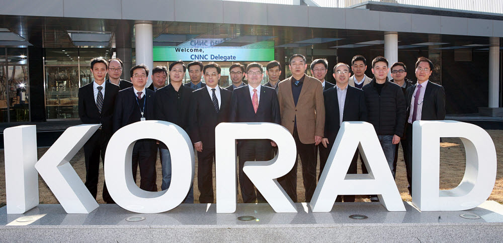 한국원자력환경공단은 2018년 1월 경주 본사에서 중국 핵공업집단공사(CNNC) 대표단과 방폐물 관리사업 협력 확대방안을 논의하고 기념촬영했다.