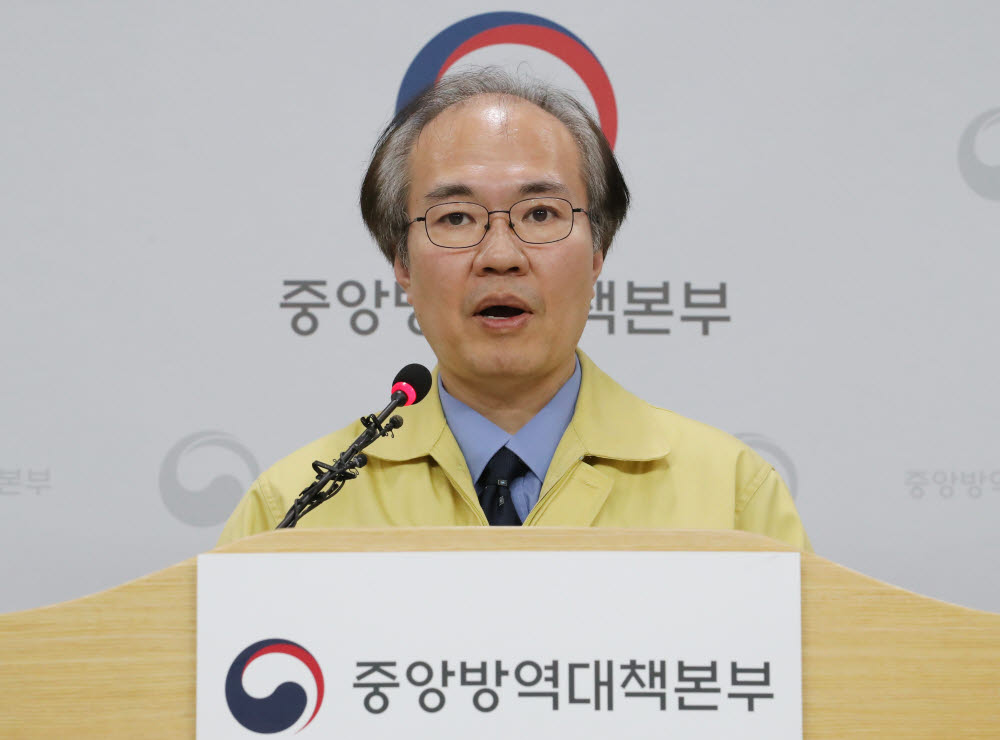 (청주=연합뉴스) 김주형 기자 = 권준욱 중앙방역대책부본부장(국립보건연구원장)이 19일 오후 충북 청주시 질병관리본부에서 코로나19 국내 발생현황 및 확진환자 중간조사 결과 등 정례브리핑을 하고 있다. 2020.3.19 kjhpress@yna.co.kr