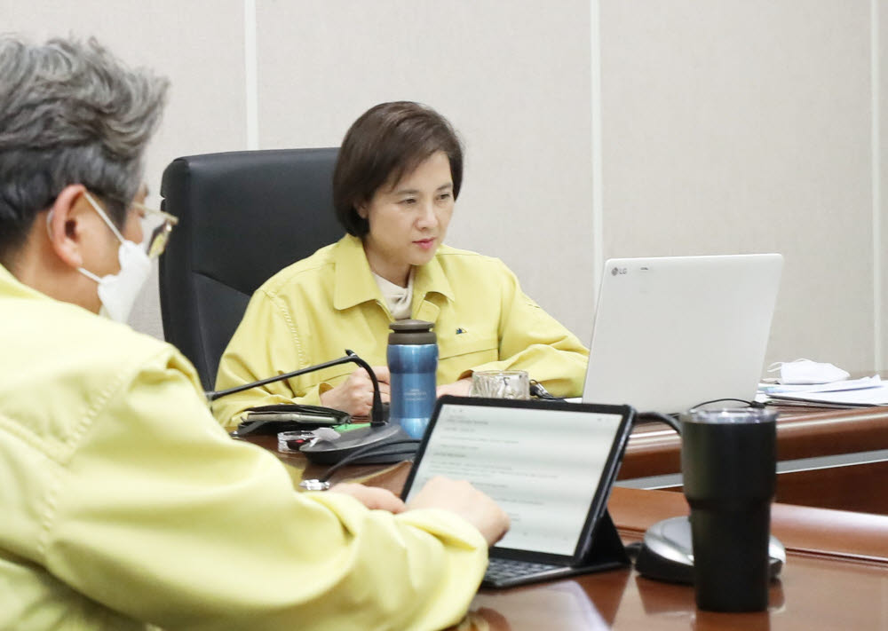 교육부는 23일 에듀테크 기업, 학계, 교사 등 민·관으로 구성된 한국형 원격교육 발전 정책자문단 첫 회의를 영상으로 진행했다.