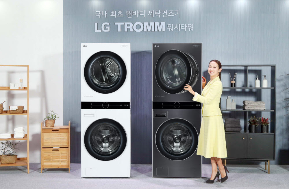 LG전자가 23일 일체형 디자인의 원바디 세탁건조기 LG 트롬 워시타워를 출시했다. 배우 조여정씨가 LG 트롬 워시타워를 소개하고 있다.