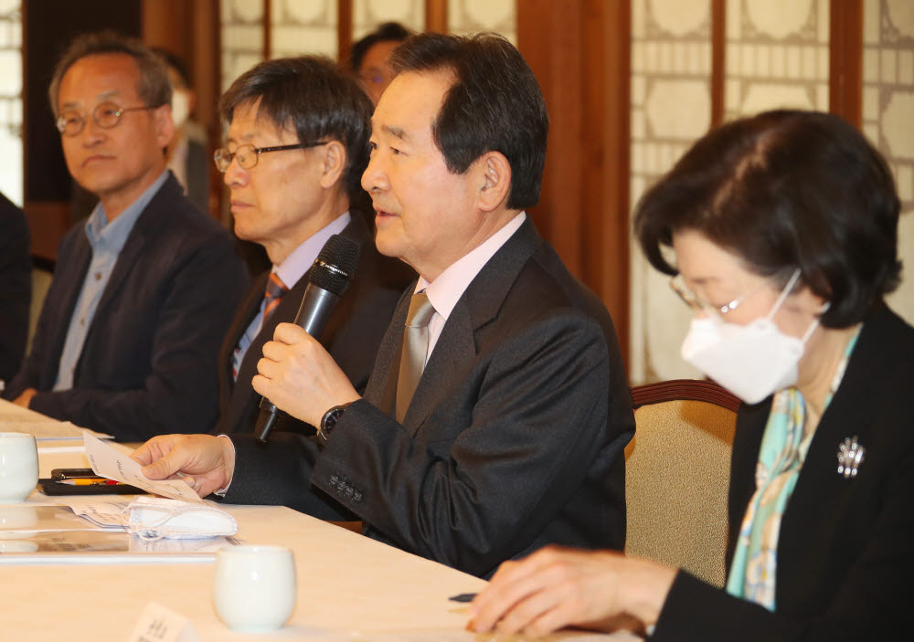 정세균 국무총리가 23일 오후 서울 삼청동 총리공관에서 각계 인사들과 전문가들이 참석해 열린 코로나 이후 새로운 일상을 위한 제1차 정책간담회에서 발언하고 있다. 이날 열린 목요대화에는 성경륭 경제인문사회연구회 이사장과 최재천 이화여대 석좌교수, 박승 전 한국은행 총재, 윤영관 전 외교부 장관 등이 참석했다. 연합뉴스