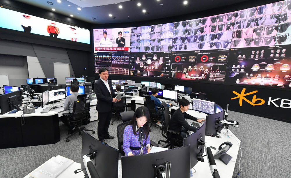 KB IT통합센터를 가다 경기도 김포시에 위치한 KB금융 통합IT센터 종합상황실에서 직원들이 시스템을 점검하고 있다. 박지호기자 jihopress@etnews.com