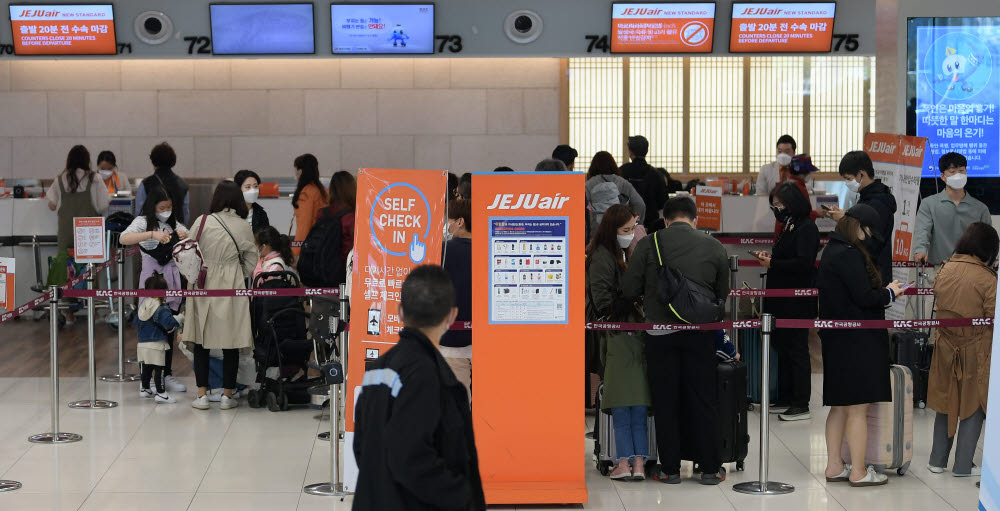 북적이는 김포공항, 관광업계 활력