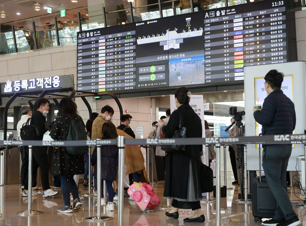 북적이는 김포공항, 관광업계 활력