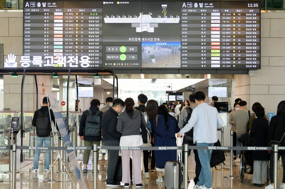 북적이는 김포공항, 관광업계 활력