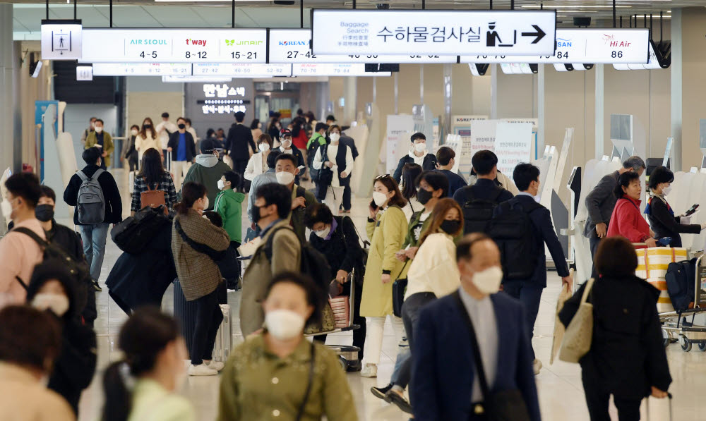 북적이는 김포공항, 관광업계 활력