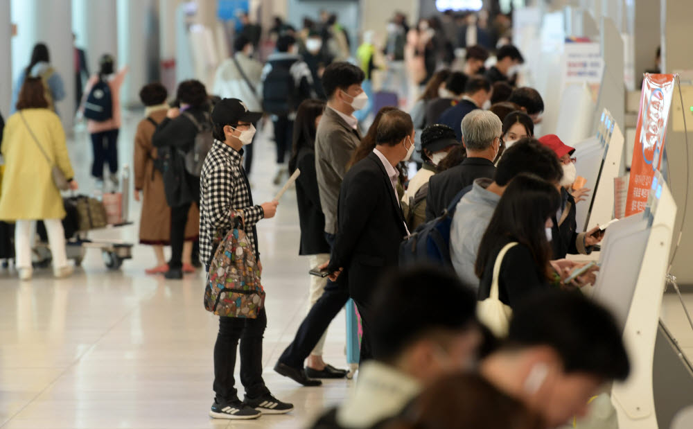 북적이는 김포공항, 관광업계 활력