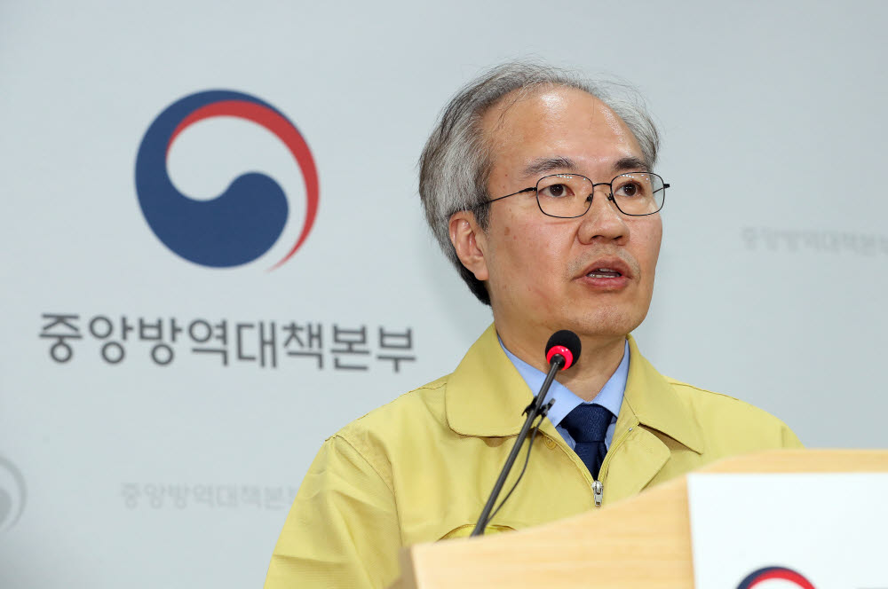 (청주=연합뉴스) 김주형 기자 = 권준욱 중앙방역대책부본부장(국립보건연구원장)이 국내 코로나19 발생 100일째인 28일 오후 충북 청주시 질병관리본부에서 국내 발생현황 및 확진환자 중간조사 결과 등 정례브리핑을 하고 있다. 2020.4.28 kjhpress@yna.co.kr