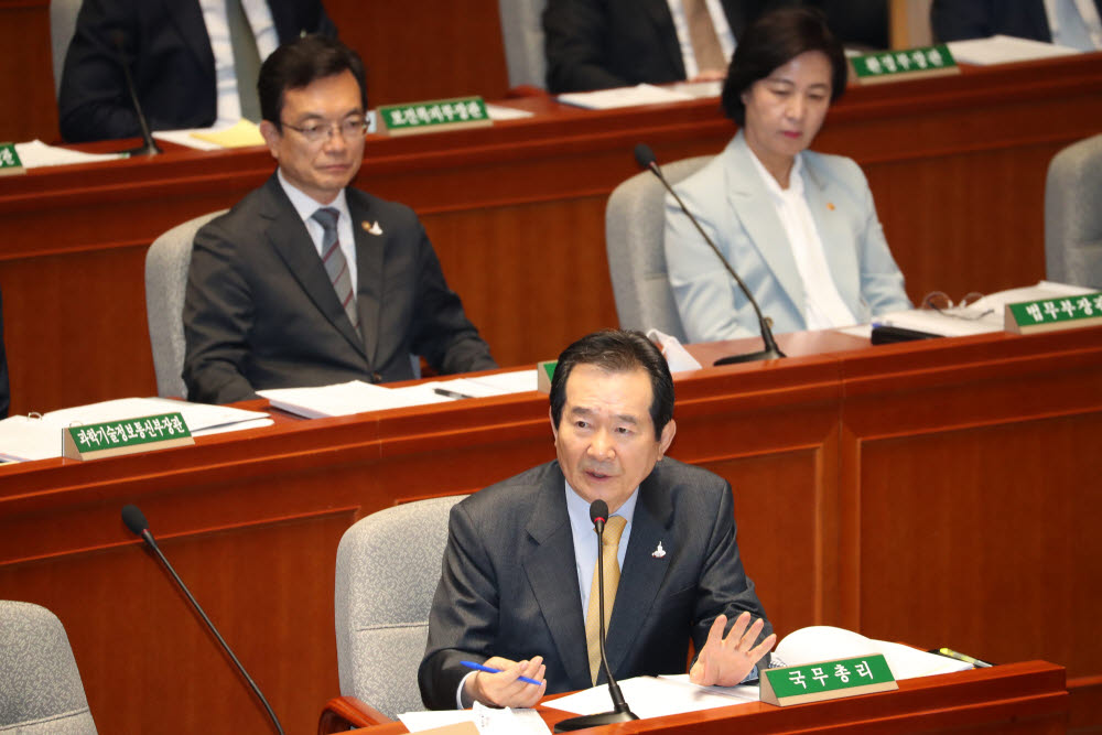 정세균 국무총리가 28일 오후 서울 여의도 국회에서 열린 예산결산특별위원회 전체회의에서 답변하고 있다. 연합뉴스