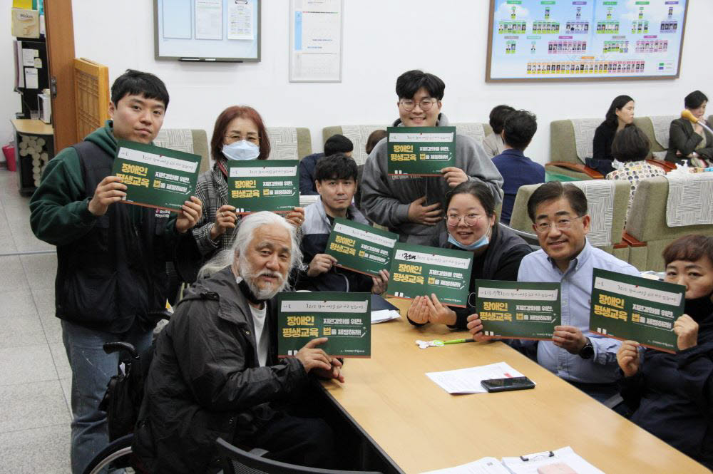 이기형 경기도의원(오른쪽 두 번째)과 장애인 단체 관계자들이 간담회 이후 기념촬영했다.