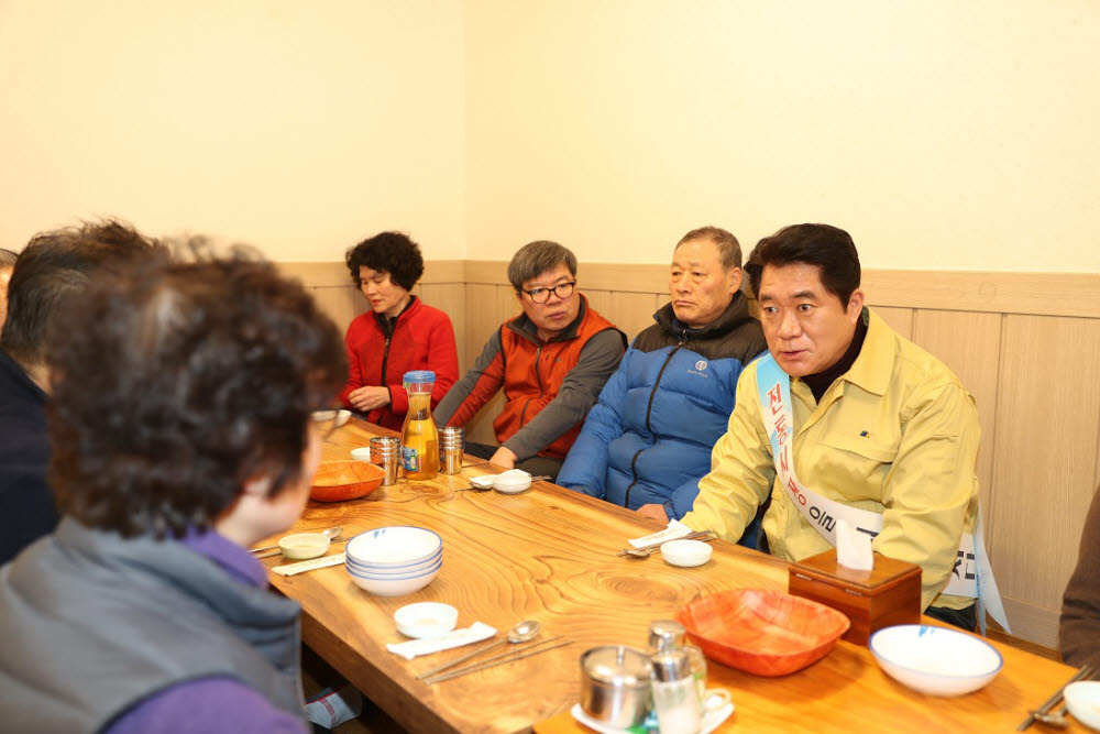 박준희 관악구청장이 소상공인들과 면담을 진행하고 있다. 사진: 관악구 제공