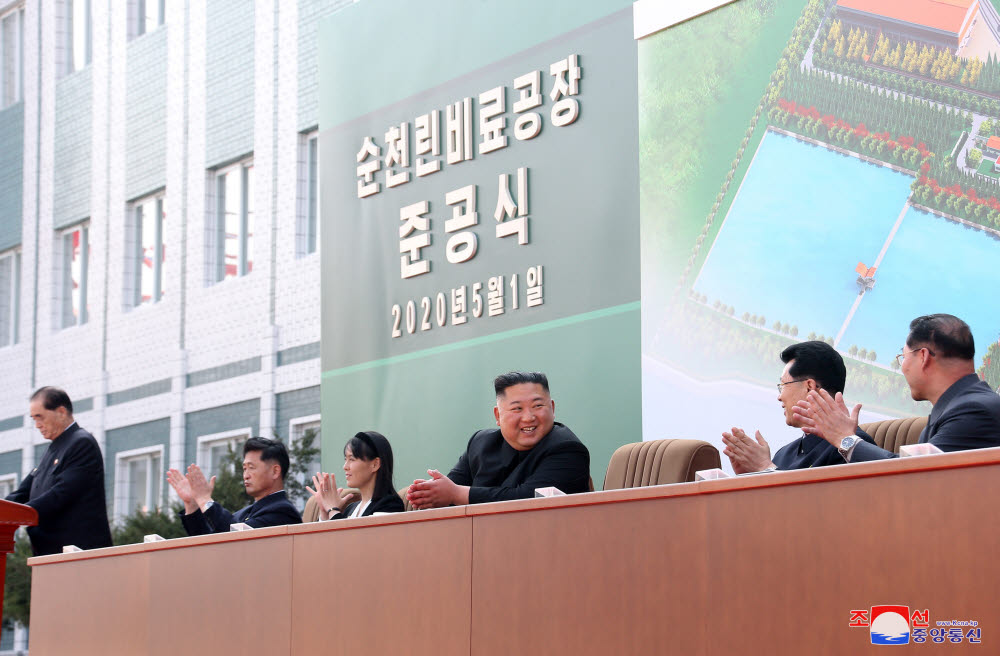 사망설에 휩싸였던 북한 김정은 국무위원장이 20일 만에 공개활동을 재개했다. 김 위원장이 노동절(5·1절)이었던 지난 1일 순천인비료공장 준공식에 참석했다고 조선중앙통신이 2일 보도했다. 사진:연합뉴스