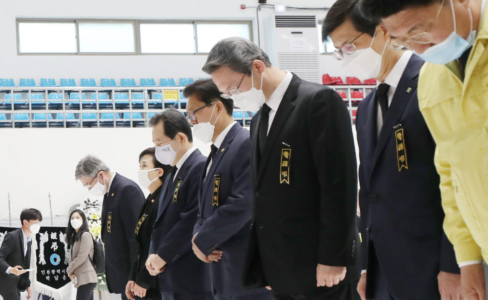 정세균 총리, 이천 물류창고 화재 희생자를 위한 묵념