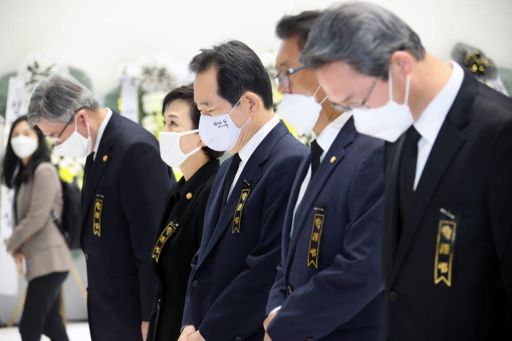 정세균 총리, 이천 물류창고 화재 희생자를 위한 묵념