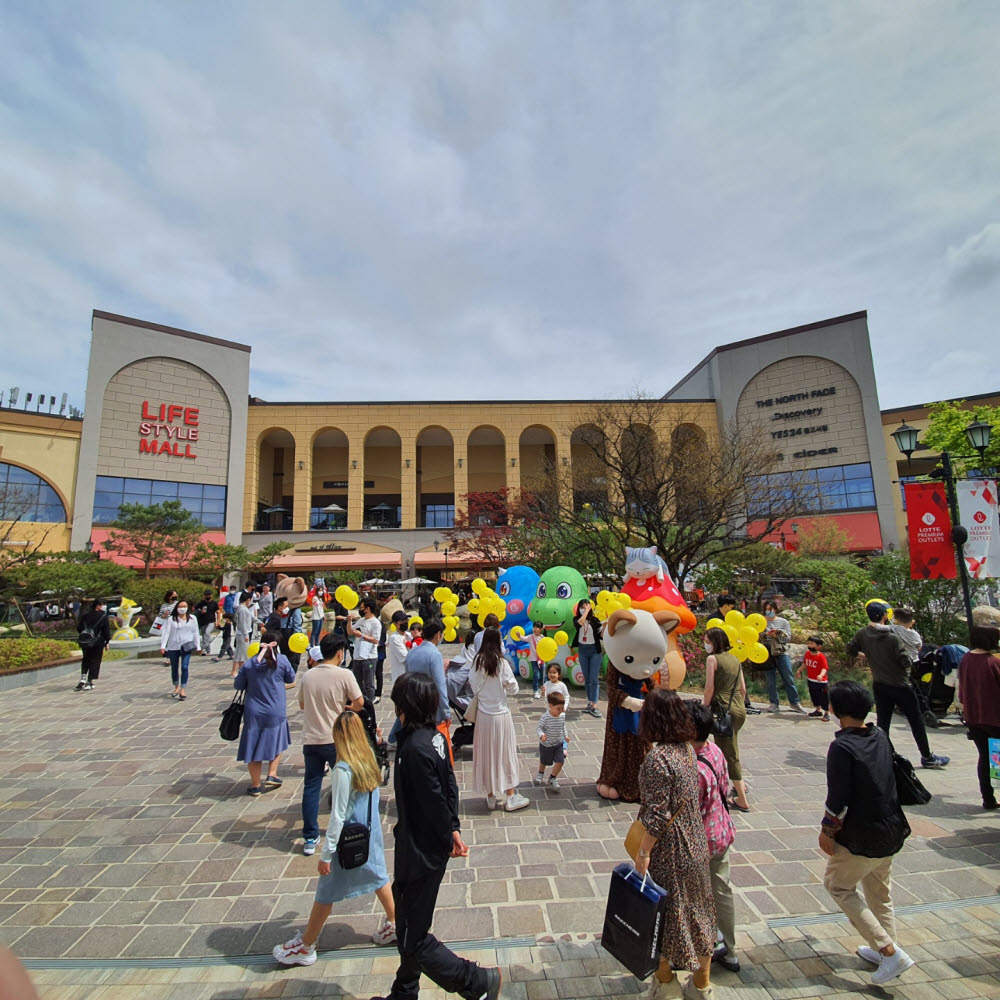 지난 5일 롯데아울렛 기흥점이 어린이날을 맞아 교외로 쇼핑을 나온 고객들로 붐비고 있다.