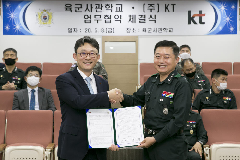 박윤영 KT 사장(기업부문장, 왼쪽)과 정진경 육군사관학교 교장이 스마트캠퍼스 구축과 군 정보화를 위한 업무협약을 체결했다.