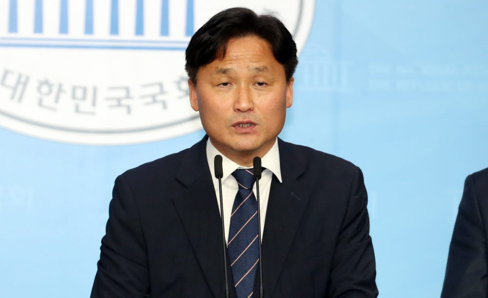 더불어민주당 수석부대표로 임명된 김영진 의원이 10일 오후 국회 소통관에서 열린 기자회견에서 인사말을 하고 있다. 사진:연합뉴스