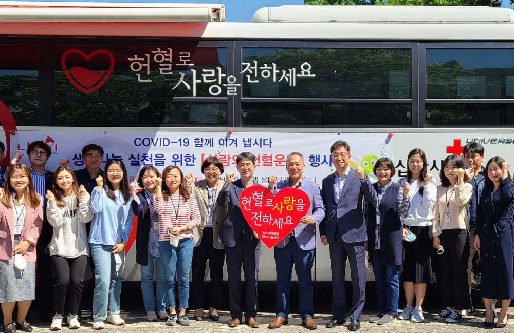 박태선 부행장(오른쪽 일곱번째)과 직원들이 헌혈 후 기념사진을 촬영하고 있다.