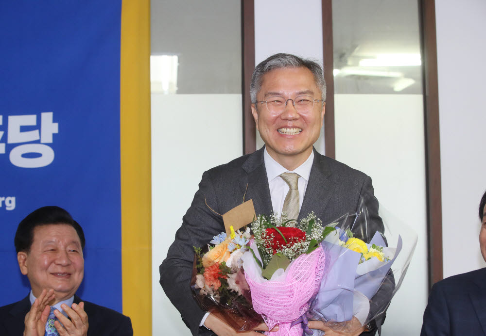 최강욱 열린민주당 신임 당 대표가 축하 꽃다발을 받고 있다. 연합뉴스.