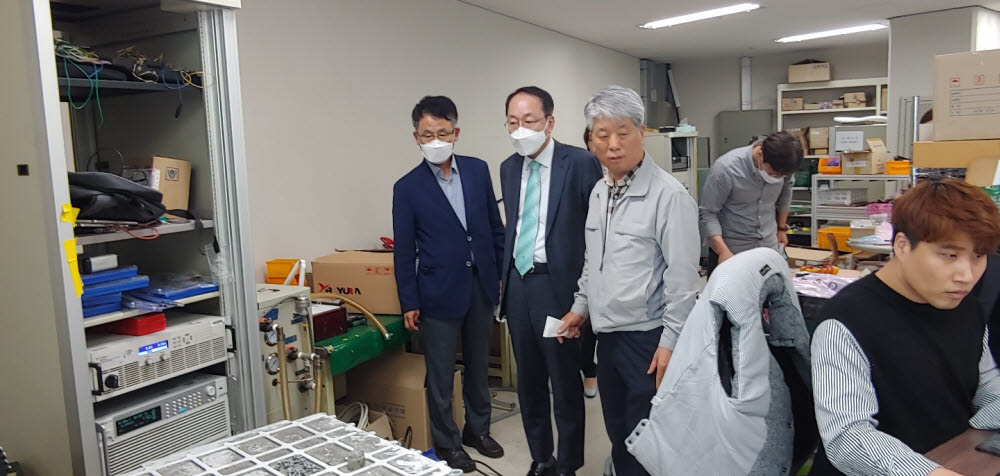 우범기 전북도 정무부지사는 12일 새만금산단에 투자 예정인 미래형 전기차 부품업체 이지트로닉스와 이씨스를 방문했다.