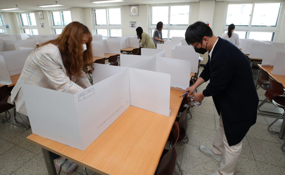 우리 학생들의 안전한 식사를 위해 칸막이 설치