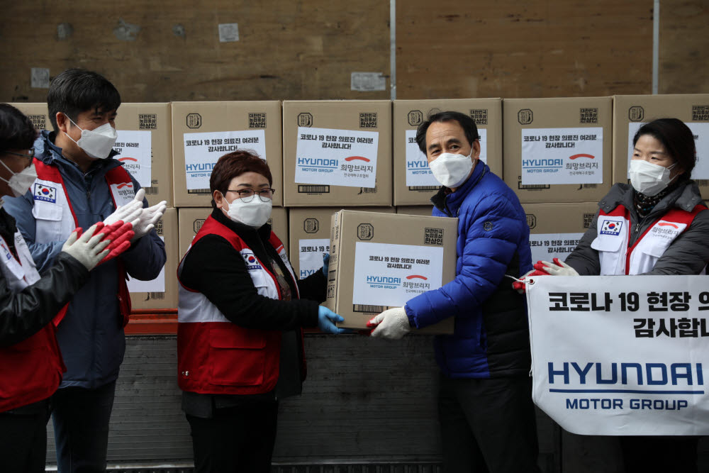 지난 3월 7일 대구시 서구 대구의료원에서 현대차그룹이 전국재해구호 협회와 함께 코로나19 확산 방지를 위해 고군분투하고 의료진들을 위해 마련한 건강보조식품을 전달하고 있는 모습.