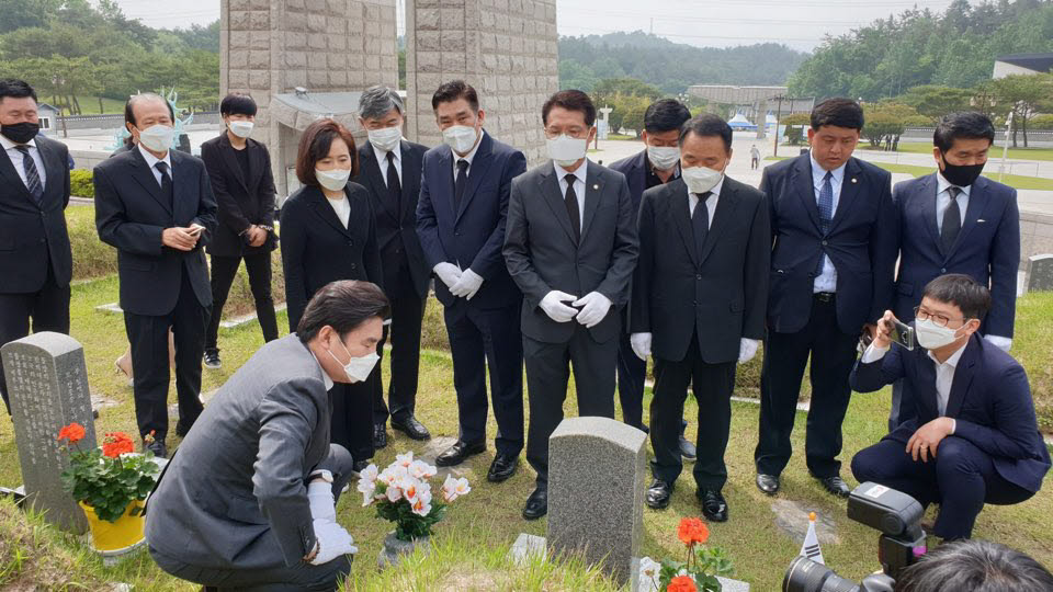 원유철 미래한국당 대표와 당선인들이 18일 오전 광주 북구 국립5·18민주묘지에서 참배하고 있다.