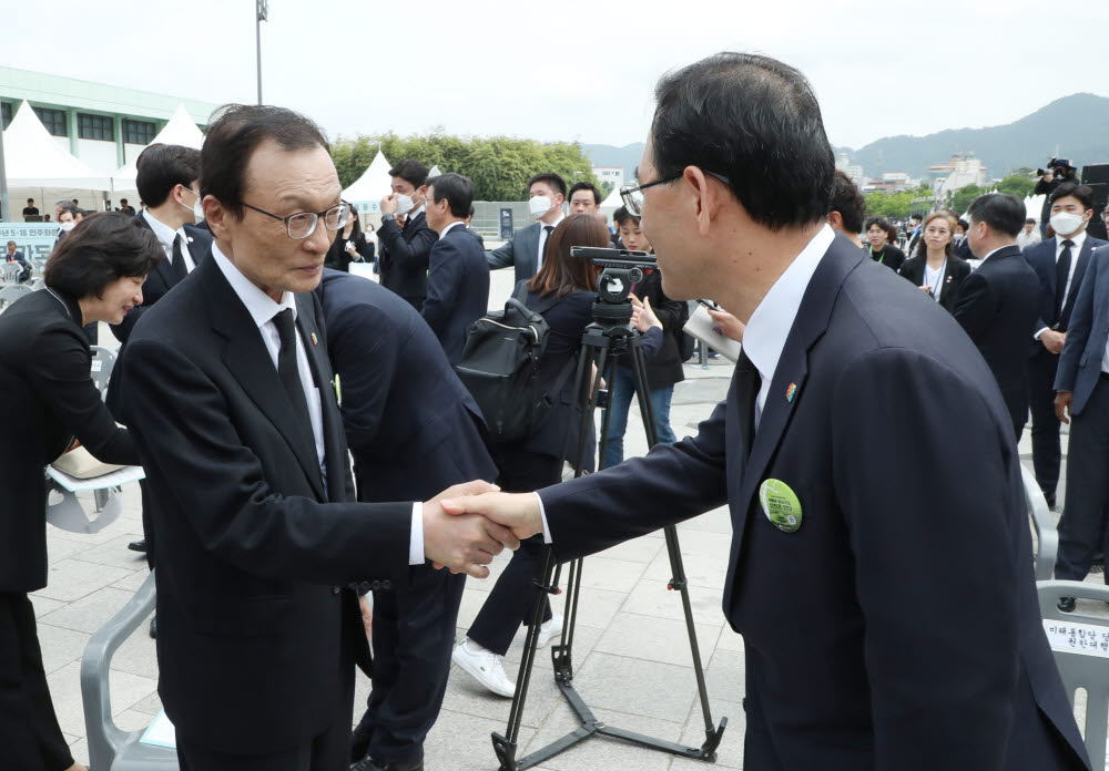 이해찬 더불어민주당 대표(왼쪽)와 주호영 미래통합당 대표 권한대행(원내대표)이 18일 오전 광주광역시 동구 옛 전남도청 앞에서 열린 제40주년 5·18 민주화운동 기념식에 참석, 인사하고 있다.