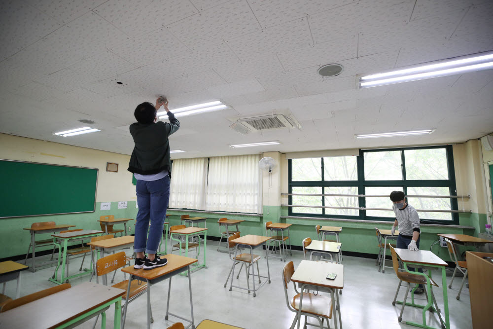 고3 등교 앞두고 분주한 선생님