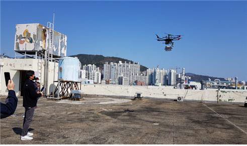 드론과 정밀측정차량을 활용한 산업단지 대기오염물질 감시 활동.