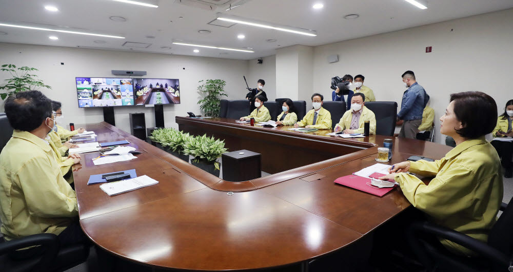 유은혜 부총리가 19일 신학기개학추진단회의를 주재하고 있다. 사진=교육부