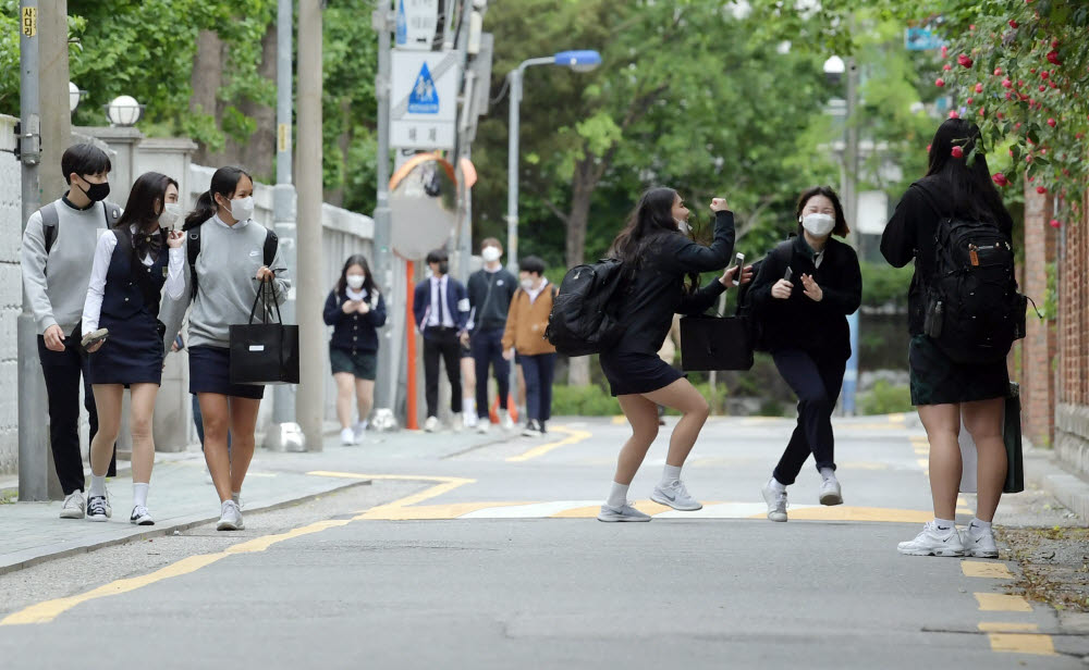 5번연기 80일만에 고3 등교, 거리두고 발열검사부터