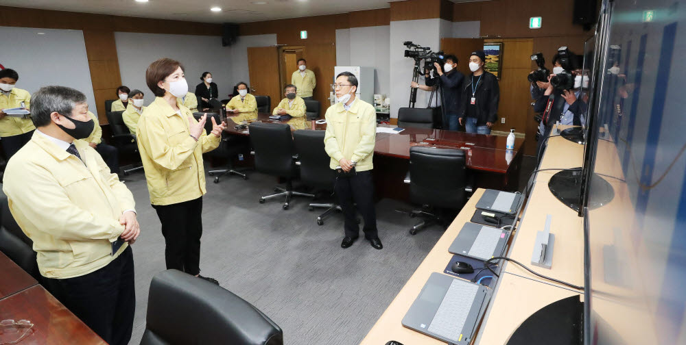 유은혜 부총리 '등교수업지원 비상상황실에서'