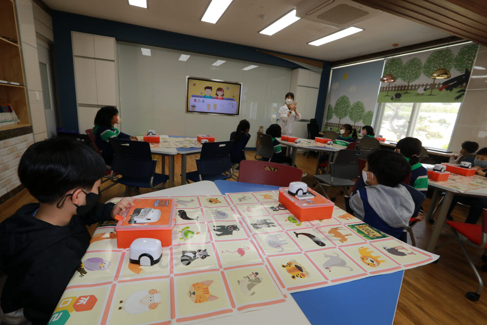 국립광주과학관은 지난 22일 전남 보성 겸백초교 전교생 20여명의 학생을 대상으로 2020년 제1회 찾아가는 과학관 행사를 개최했다.