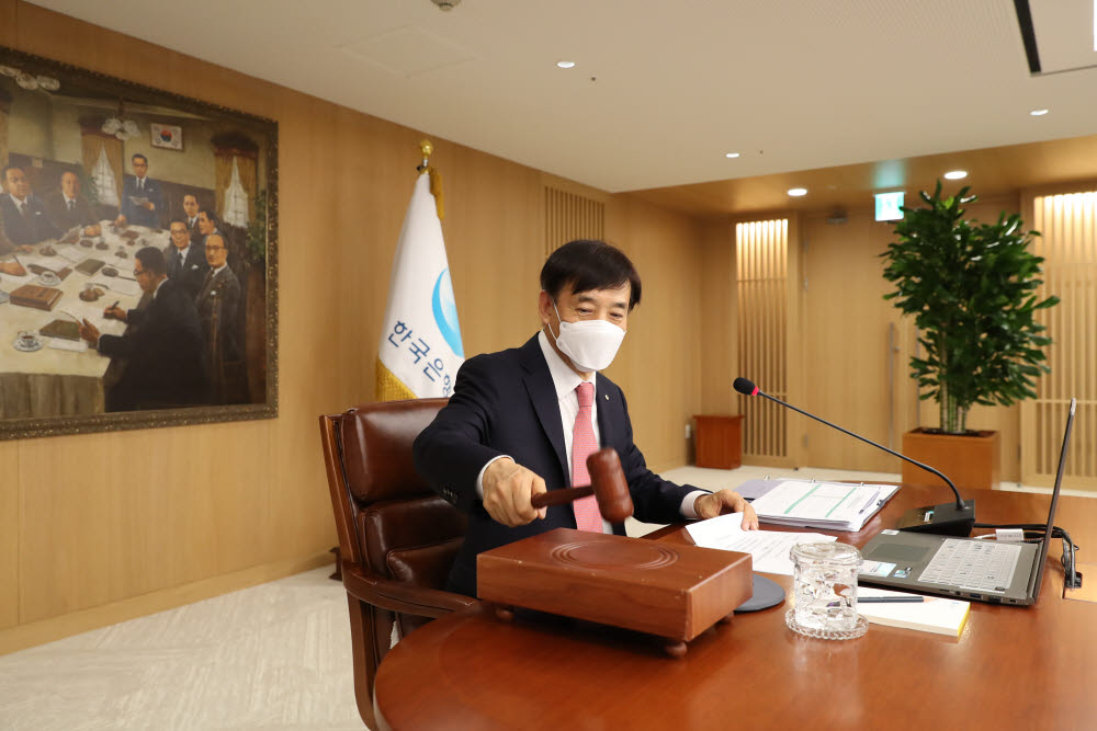 이주열 한국은행 총재가 28일 서울 중구 한국은행에서 열린 금융통화위원회 본회의에서 회의를 주재하며 의사봉을 두드리고 있다.