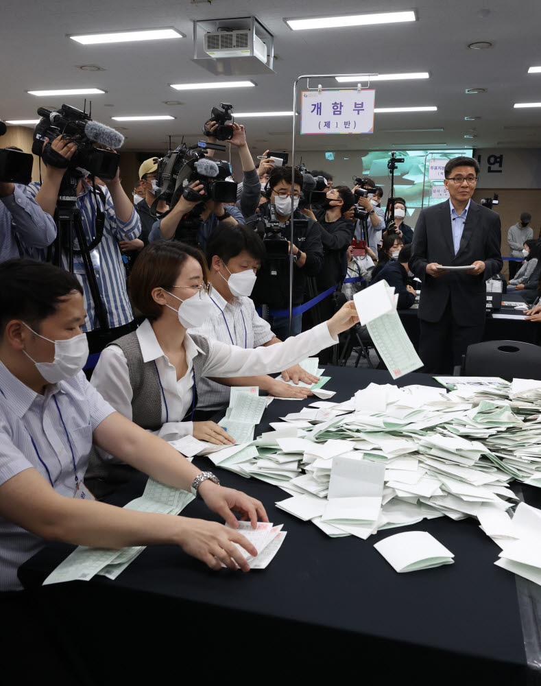 4·15 총선 부정선거 의혹을 해소 위한 선관위, 개표 공개 시연