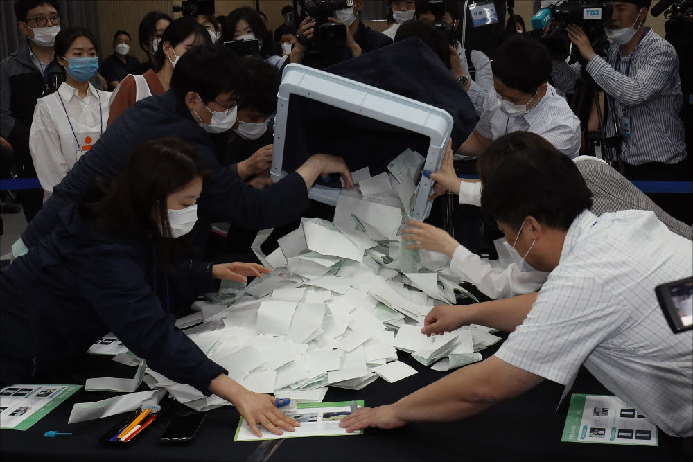 4·15 총선 부정선거 의혹을 해소 위한 선관위, 개표 공개 시연