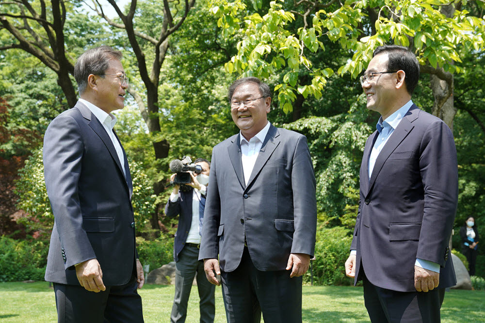 문재인 대통령이 28일 오후 청와대 상춘재에서 여야 원내대표 오찬 회동에 앞서 김태년 더불어민주당 원내대표(가운데), 주호영 미래통합당 원내대표와 대화하고 있다. 청와대 제공