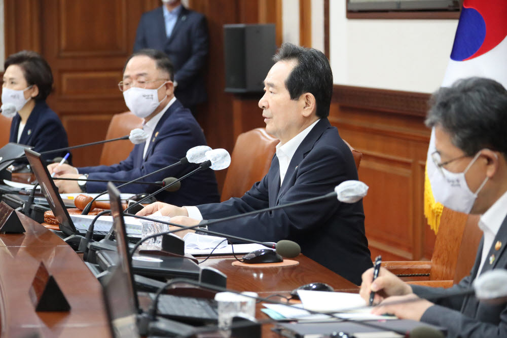 정세균 국무총리가 3일 오전 정부서울청사에서 열린 임시 국무회의를 주재하고 있다. 이날 정부는 임시국무회의에서 신종 코로나바이러스 감염증(코로나19)으로 인한 경제 위기 대응을 위한 3차 추가경정예산(추경)안을 의결했다. 연합뉴스