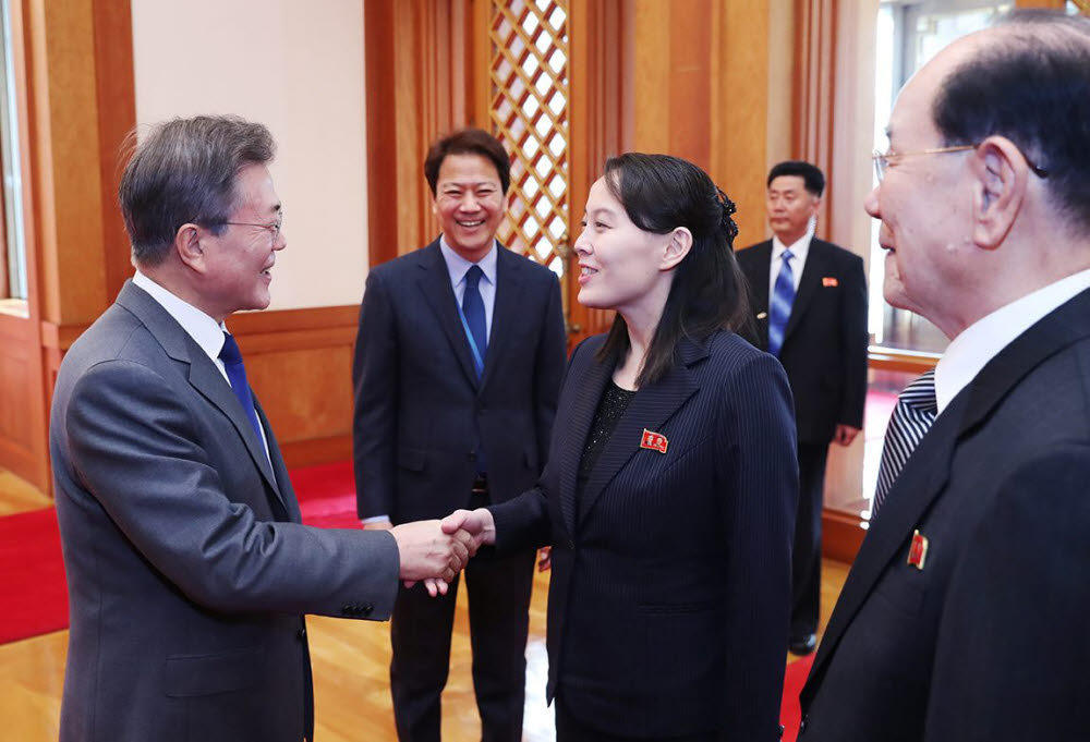 문재인 대통령이 10일 청와대에서 김여정 노동당 중앙위원회 제1부부장과 악수하고 있다.<출처:청와대>